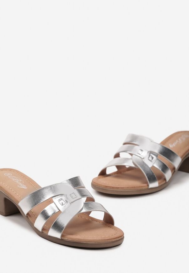 Born2be - Srebrne Klapki na Niskim Obcasie z Wycięciami Sidraca. Okazja: na co dzień. Nosek buta: otwarty. Kolor: srebrny. Wzór: aplikacja. Sezon: lato. Obcas: na obcasie. Styl: casual, klasyczny, elegancki. Wysokość obcasa: niski