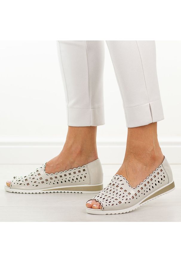 Białe skórzane półbuty damskie M.Daszyński Ol27-2. Okazja: na co dzień, na imprezę. Nosek buta: otwarty. Kolor: biały. Materiał: skóra. Szerokość cholewki: normalna. Wzór: ażurowy. Sezon: wiosna, lato. Styl: casual, elegancki, klasyczny, wizytowy