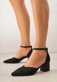 Renee - Czarne Czółenka ze Sportowej Tkaniny VICES na Słupku z Paskiem przy Kostce Loraira. Zapięcie: pasek. Kolor: czarny. Materiał: tkanina. Obcas: na słupku. Styl: sportowy #1