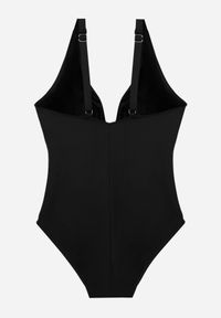 Born2be - Czarny Elegancki Strój Kąpielowy Jednoczęściowy z Metaliczną Aplikacją Vilinaith. Kolekcja: plus size. Kolor: czarny. Wzór: aplikacja #5