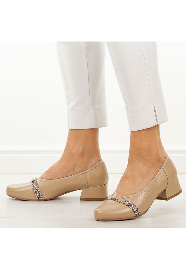 Beżowe czółenka damskie na obcasie Jezzi Asa279-2. Okazja: na co dzień. Nosek buta: okrągły. Kolor: beżowy. Szerokość cholewki: normalna. Wzór: aplikacja. Materiał: skóra. Sezon: wiosna, lato. Obcas: na obcasie. Styl: casual, elegancki, klasyczny, wizytowy. Wysokość obcasa: niski