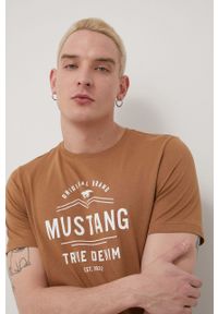 Mustang t-shirt bawełniany kolor brązowy z nadrukiem. Kolor: brązowy. Materiał: bawełna. Wzór: nadruk