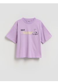 Reserved - T-shirt z nadrukiem Auta - fioletowy. Kolor: fioletowy. Materiał: bawełna. Wzór: nadruk #1