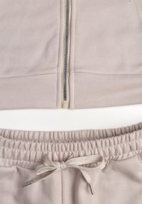 Born2be - Beżowy Bawełniany Komplet Dresowy Bluza z Kapturem i Spodnie Dzwony Nanre. Kolor: beżowy. Materiał: bawełna, dresówka. Wzór: aplikacja #2