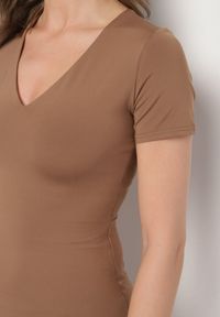 Born2be - Brązowa Sukienka Dopasowana Bodycon z Dekoltem w Serek Efricene. Okazja: na co dzień. Typ kołnierza: dekolt w serek. Kolor: brązowy. Materiał: jeans. Długość rękawa: krótki rękaw. Typ sukienki: bodycon. Styl: klasyczny, casual #4