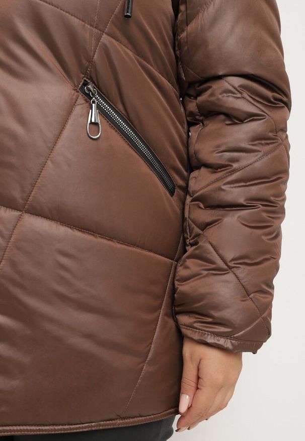 Born2be - Brązowa Kurtka Lekko Pikowana z Odpinanym Kapturem i Futerkiem Fioritta. Kolekcja: plus size. Kolor: brązowy. Materiał: futro. Sezon: zima