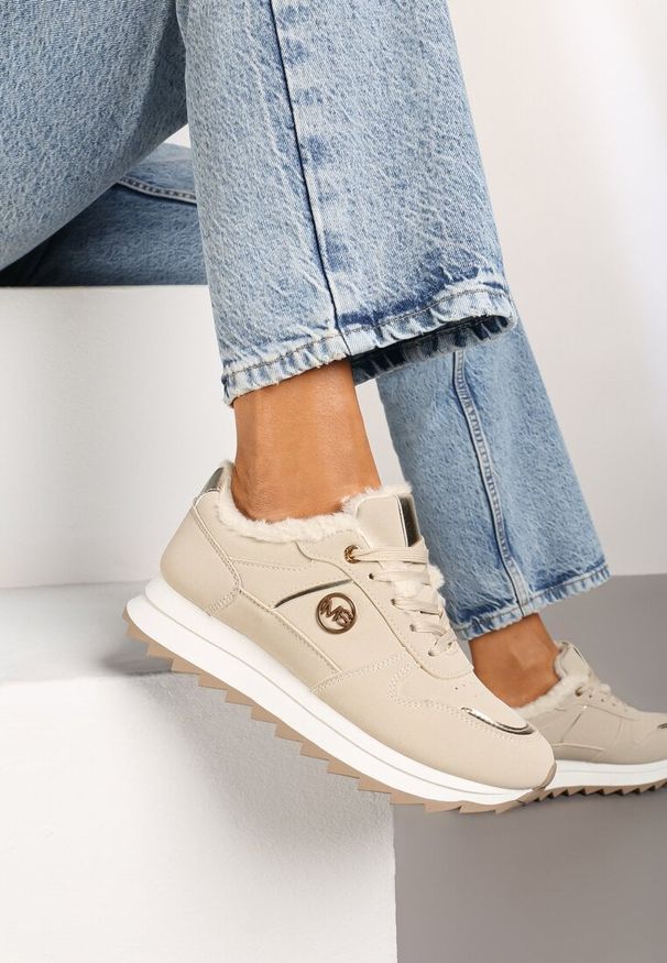 Born2be - Beżowe Płaskie Sznurowane Sneakersy Ocieplane Ozdobione Metalicznymi Aplikacjami Cyrirra. Okazja: na co dzień. Zapięcie: sznurówki. Kolor: beżowy. Materiał: jeans. Wzór: aplikacja