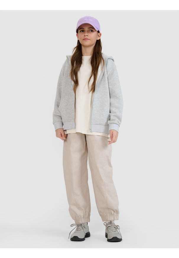 4f - 4F Bluza dresowa rozpinana z kapturem dziewczęca - szara 146 (10-11 lat). Okazja: na co dzień. Typ kołnierza: kaptur. Kolor: szary. Materiał: dresówka. Wzór: gładki, ze splotem. Sezon: lato. Styl: casual, sportowy