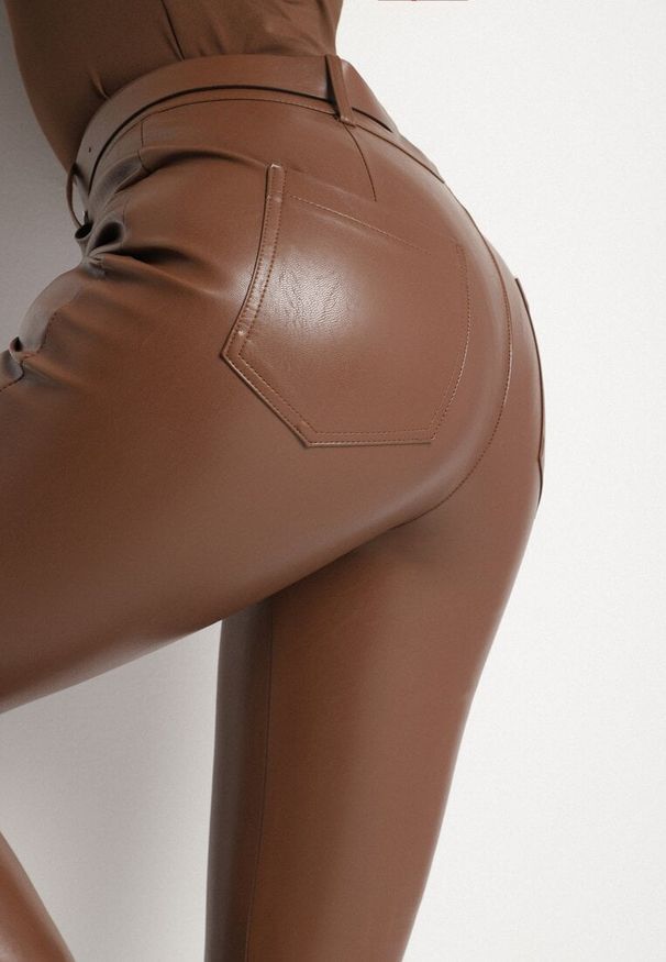 Born2be - Brązowe Spodnie Dzwony z Imitacji Skóry Vebora. Okazja: na co dzień. Kolor: brązowy. Materiał: skóra. Styl: klasyczny, casual, elegancki