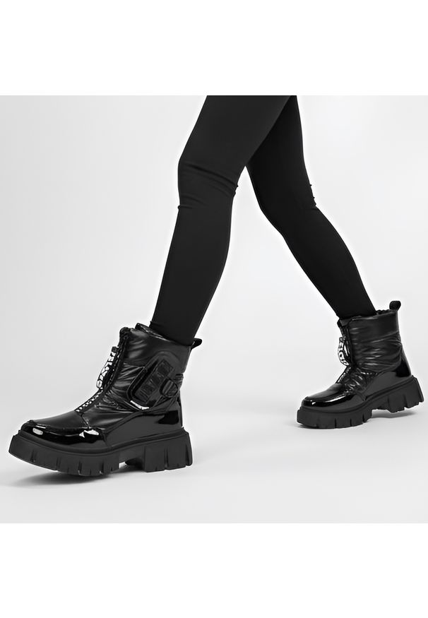 Czarne Śniegowce Filippo Ocieplane Buty Damskie. Okazja: na spacer, na co dzień. Zapięcie: zamek. Kolor: czarny. Materiał: lakier. Wzór: napisy. Sezon: zima. Styl: casual