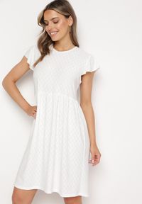 Born2be - Biała Sukienka Rozkloszowana z Wiązaniem na Plecach o Ażurowym Wykończeniu Floranella. Kolor: biały. Długość rękawa: krótki rękaw. Wzór: ażurowy. Sezon: lato. Styl: klasyczny #4