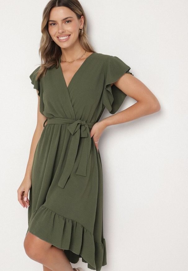 Born2be - Ciemnozielona Rozkloszowana Sukienka Ozdobiona Falbanką i Paskiem Natiellea. Okazja: na co dzień. Typ kołnierza: kołnierz z falbankami. Kolor: zielony. Wzór: aplikacja. Styl: casual