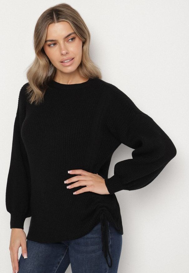 Born2be - Czarny Sweter z Wiskozą Zdobiony Ściągaczem z Boku Titaneva. Kolor: czarny. Materiał: wiskoza. Długość rękawa: długi rękaw. Długość: długie. Wzór: aplikacja. Styl: elegancki