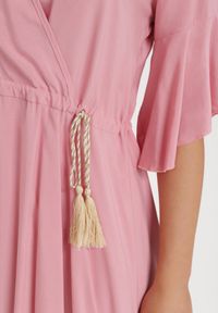 Born2be - Różowa Sukienka Myrope. Typ kołnierza: dekolt kopertowy. Kolor: różowy. Materiał: tkanina, wiskoza. Długość rękawa: krótki rękaw. Wzór: gładki, aplikacja. Typ sukienki: kopertowe. Styl: elegancki. Długość: mini #3