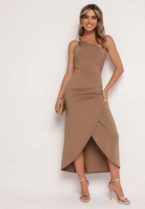 Born2be - Brązowa Asymetryczna Sukienka Koktajlowa na Jedno Ramię z Wycięciem i Metalową Klamrą Violea. Okazja: na imprezę. Kolor: brązowy. Długość rękawa: długi rękaw. Typ sukienki: asymetryczne. Styl: wizytowy