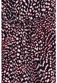 TOMMY HILFIGER - Tommy Hilfiger Sukienka kolor czerwony mini rozkloszowana. Kolor: czerwony. Materiał: tkanina, włókno. Długość rękawa: długi rękaw. Typ sukienki: rozkloszowane. Długość: mini