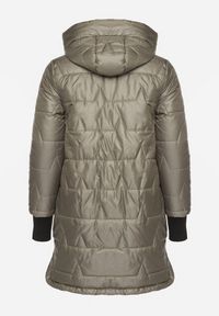 Born2be - Zielona Przejściowa Kurtka z Pikowanymi Przeszyciami Fesinoa. Okazja: na co dzień, na spacer. Typ kołnierza: kaptur. Kolekcja: plus size. Kolor: zielony. Materiał: jeans. Styl: casual #5