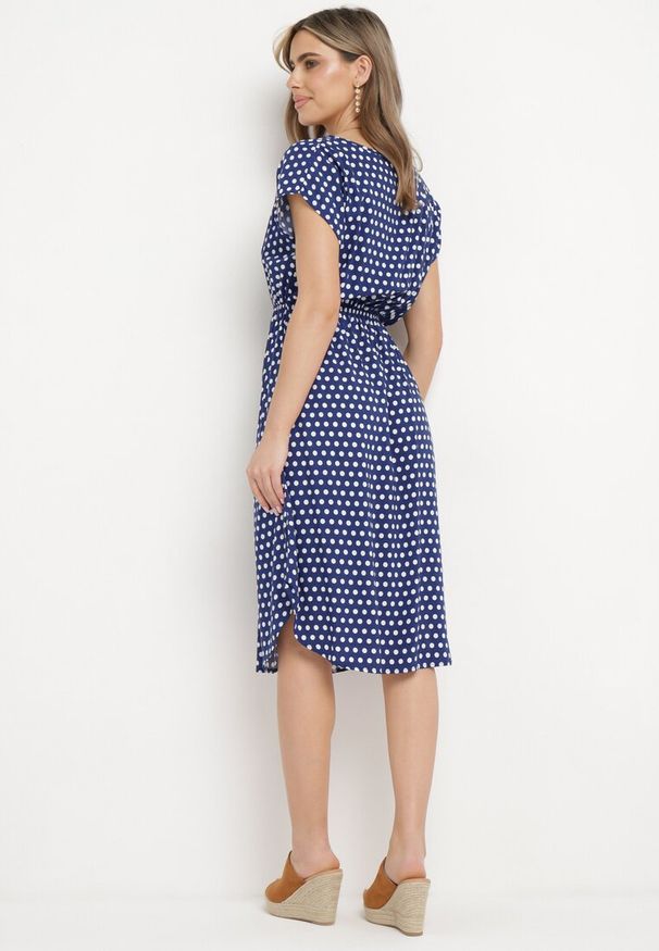 Born2be - Granatowa Bawełniana Sukienka z Gumką w Pasie i Falbanką Romilla. Kolor: niebieski. Materiał: bawełna. Sezon: lato. Styl: wizytowy