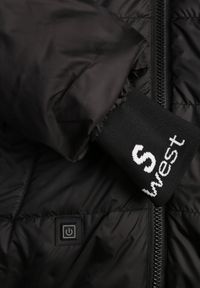 Born2be - Czarna Przejściowa Kurtka Pikowana z Kapturem i Napisami na Rękawach Althone. Okazja: na co dzień. Typ kołnierza: kaptur. Kolor: czarny. Materiał: poliester. Wzór: napisy. Styl: casual #8