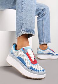 Renee - Biało-Niebieskie Sneakersy na Platformie Ozdobione Nitami i Patchworkowymi Wstawkami Jeneria. Kolor: biały. Wzór: aplikacja. Obcas: na platformie