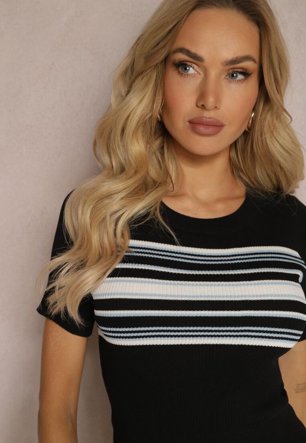 Renee - Czarna Casualowa Bluzka z Nadrukiem w Paski z Prążkowanego Materiału Dniasa. Okazja: na co dzień. Kolor: czarny. Materiał: materiał, prążkowany. Długość rękawa: krótki rękaw. Długość: krótkie. Wzór: paski, nadruk. Styl: casual