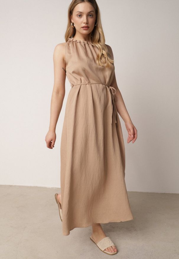 Born2be - Beżowa Wiskozowa Sukienka Bez Rękawów z Warkoczowym Splotem przy Dekolcie Shirineli. Okazja: na co dzień. Kolekcja: plus size. Kolor: beżowy. Materiał: wiskoza. Długość rękawa: bez rękawów. Wzór: ze splotem. Typ sukienki: proste, dla puszystych. Styl: boho, elegancki, klasyczny, casual