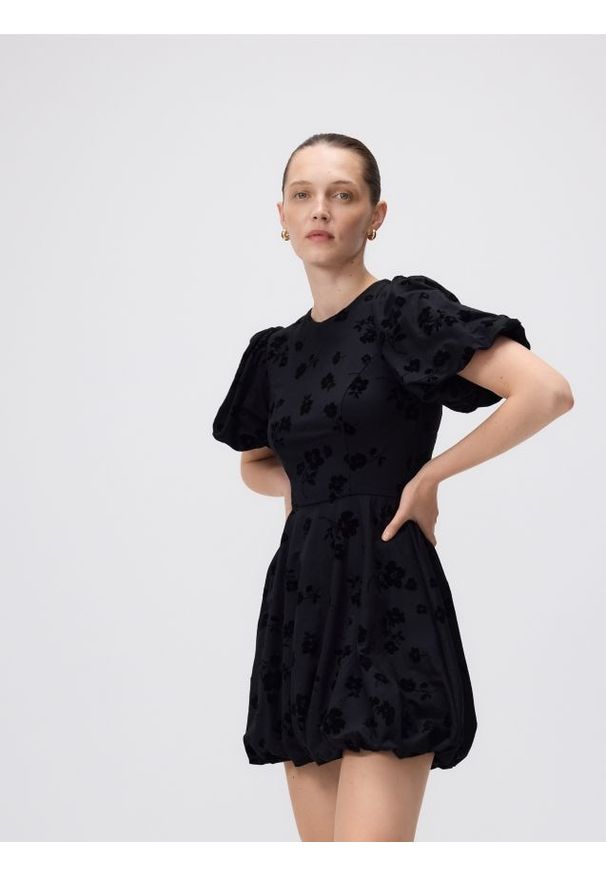 Reserved - Sukienka bombka w kwiaty - czarny. Kolor: czarny. Materiał: wiskoza, dzianina. Wzór: kwiaty. Typ sukienki: bombki