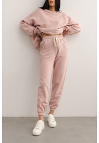 Marsala - Spodnie dresowe typu jogger w kolorze DUSTY PINK - DRIPS-L. Stan: podwyższony. Kolor: różowy. Materiał: dresówka. Styl: elegancki