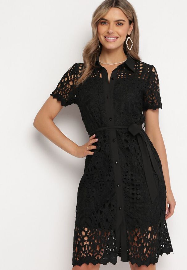Born2be - Czarna Ażurowa Sukienka Koszulowa Midi z Wiązanym Paskiem Pamy. Kolor: czarny. Materiał: materiał, koronka. Długość rękawa: krótki rękaw. Wzór: ażurowy. Typ sukienki: koszulowe. Styl: klasyczny. Długość: midi