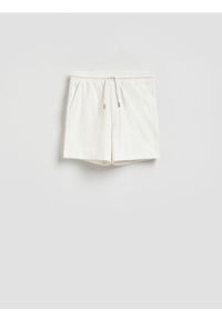 Reserved - Strukturalne szorty regular - złamana biel. Materiał: bawełna, dzianina #1