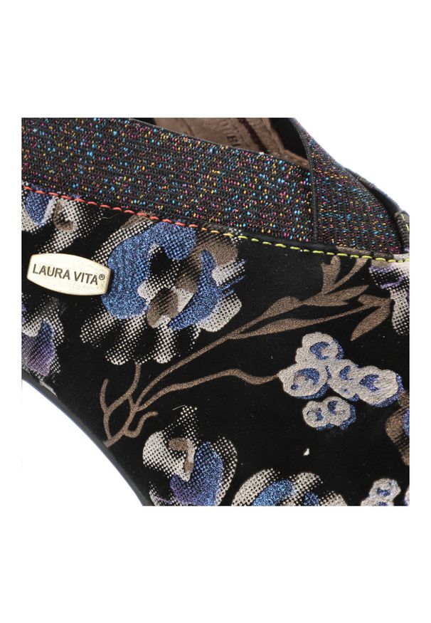 Półbuty damskie Laura Vita, skórzane na obcasie na zamek z gumką w podbiciu w kwiaty, bleu, Elcodieo-42-SL16021-2W. Okazja: na co dzień. Zapięcie: zamek. Kolor: niebieski. Materiał: skóra. Wzór: kwiaty. Obcas: na obcasie. Styl: casual, klasyczny, elegancki. Wysokość obcasa: średni