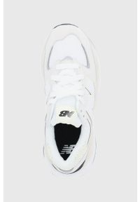 New Balance Buty kolor kremowy na płaskiej podeszwie. Nosek buta: okrągły. Zapięcie: sznurówki. Kolor: beżowy. Materiał: guma. Obcas: na płaskiej podeszwie