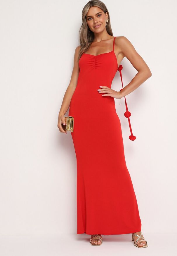 Born2be - Czerwona Sukienka Bodycon Wiązana na Plecach na Sznurki z Kwiatkami Crivia. Kolor: czerwony. Materiał: jeans. Wzór: kwiaty. Typ sukienki: bodycon. Styl: klasyczny