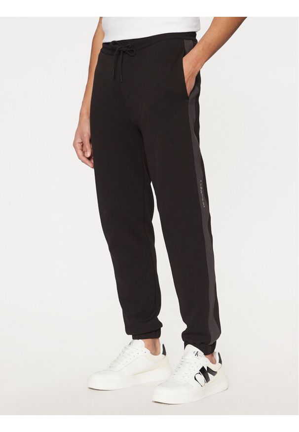 Calvin Klein Jeans Spodnie dresowe J30J327243 Czarny Regular Fit. Kolor: czarny. Materiał: bawełna, syntetyk