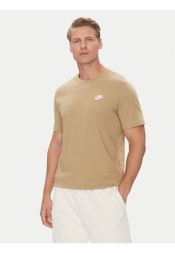 Nike T-Shirt Nsw Club Tee AR4997 Khaki Regular Fit. Kolor: brązowy. Materiał: bawełna