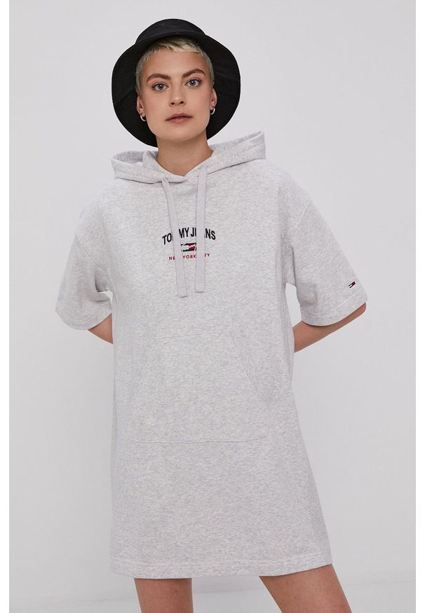 Tommy Jeans - Sukienka. Typ kołnierza: kaptur. Kolor: szary. Długość rękawa: krótki rękaw. Wzór: aplikacja