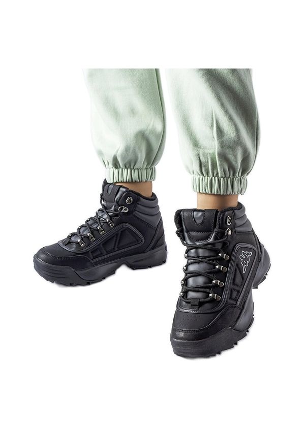 Czarne wysokie ciepłe buty Kappa 242968 Shivoo. Okazja: na spacer, na co dzień. Nosek buta: okrągły. Kolor: czarny. Materiał: materiał, guma. Sezon: zima. Sport: turystyka piesza