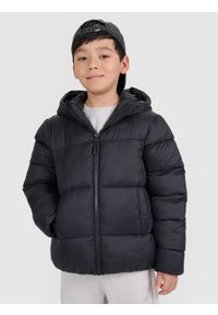 4f - 4F Kurtka puchowa z wypełnieniem syntetycznym chłopięca - czarna 134 (8-9 lat). Okazja: na co dzień. Typ kołnierza: kaptur. Kolor: czarny. Materiał: syntetyk, puch. Sezon: lato. Styl: casual, klasyczny, sportowy #1