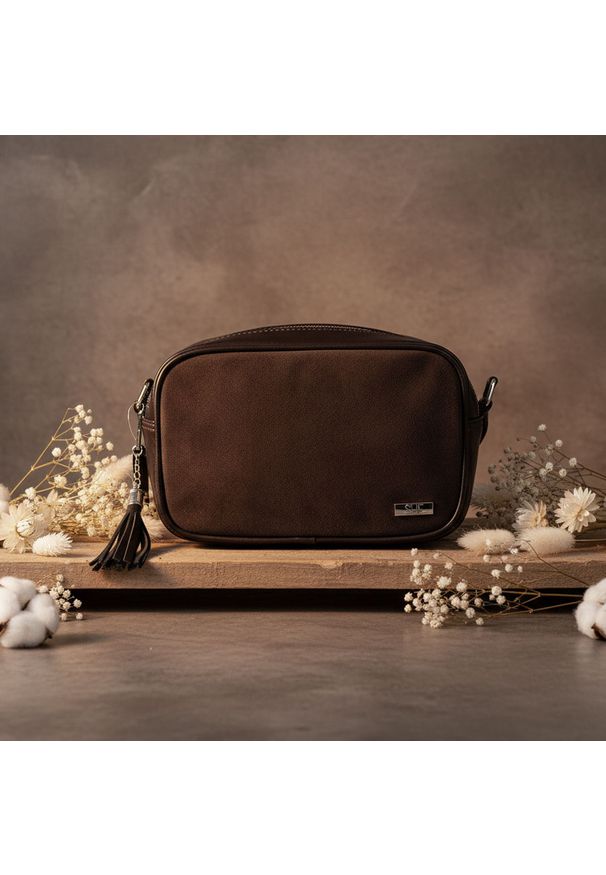 Zamszowa listonoszka SHE skórzana 701 czekolada. Materiał: skórzane. Styl: casual, elegancki