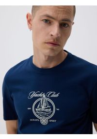 Reserved - T-shirt regular z merceryzowanej bawełny - granatowy. Kolor: niebieski. Materiał: bawełna #1