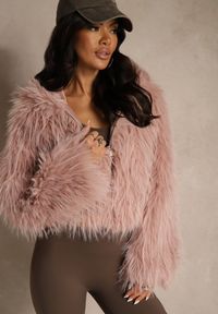 Renee - Różowa Kurtka Futerko z Kapturem i Zapięciem na Suwak Zetora. Okazja: na co dzień. Typ kołnierza: kaptur. Kolor: różowy. Materiał: futro. Wzór: gładki. Styl: casual, street #1