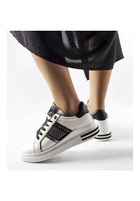Inna Biało-czarne sneakersy z cyrkoniami Xarles białe. Nosek buta: okrągły. Kolor: biały. Materiał: guma. Wzór: aplikacja #3