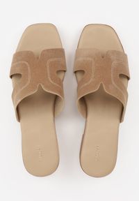 Renee - Beżowe Klapki VICES na Niskim Obcasie z Paskiem z Wycięciami Ateriko. Kolor: beżowy. Materiał: jeans. Obcas: na obcasie. Styl: klasyczny, elegancki. Wysokość obcasa: niski #2