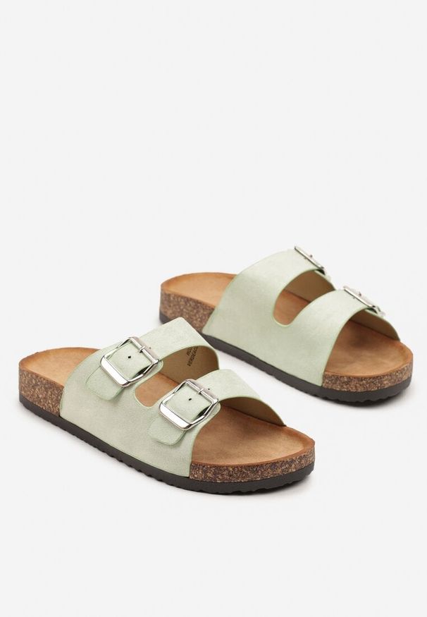 Born2be - Zielone Klapki na Grubej Korkowej Podeszwie z Dwoma Paskami Ivelimi. Okazja: na co dzień. Kolor: zielony. Materiał: skóra. Styl: elegancki, casual