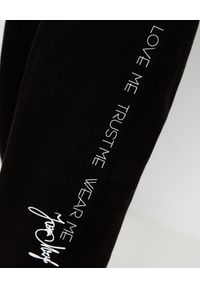 JOANNA MUZYK - Czarne spodnie dresowe Love Me. Stan: podwyższony. Kolor: czarny. Materiał: dresówka. Wzór: napisy, aplikacja #2