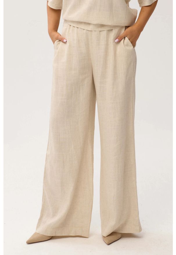Moda Size Plus Iwanek - Przewiewne spodnie Santorini Beige z domieszką lnu PLUS SIZE OVERSIZE XXL WIOSNA LATO. Okazja: na co dzień, na spacer, do pracy. Kolekcja: plus size. Materiał: len. Długość: krótkie. Wzór: koronka. Sezon: lato, wiosna. Styl: wakacyjny, elegancki, casual