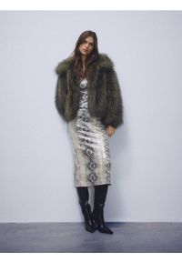 Reserved - Sukienka midi w zwierzęcy wzór - wielobarwny. Materiał: dzianina. Wzór: motyw zwierzęcy. Długość: midi #1