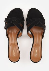 Renee - Czarne Klapki na Kaczuszce VICES Ozdobione Geometryczną Cholewką Nedanoire. Okazja: na randkę, na spacer. Kolor: czarny. Wzór: geometria, aplikacja. Obcas: na szpilce. Styl: boho. Wysokość obcasa: średni #7