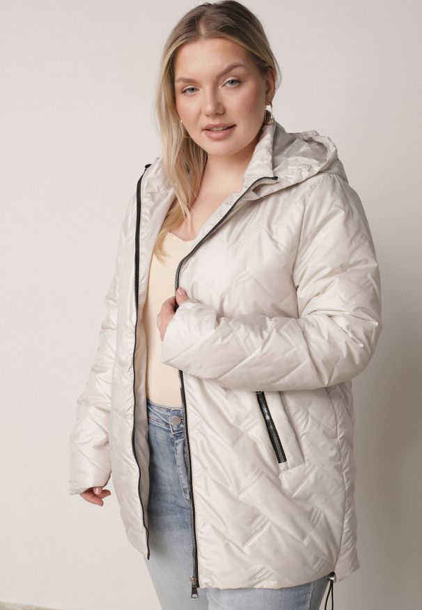 Born2be - Jasnoszara Przejściowa Pikowana Kurtka z Odpinanym Kapturem Nevistta. Okazja: na spacer, na co dzień, do pracy. Kolekcja: plus size. Kolor: szary. Materiał: poliester, jeans. Styl: casual, elegancki