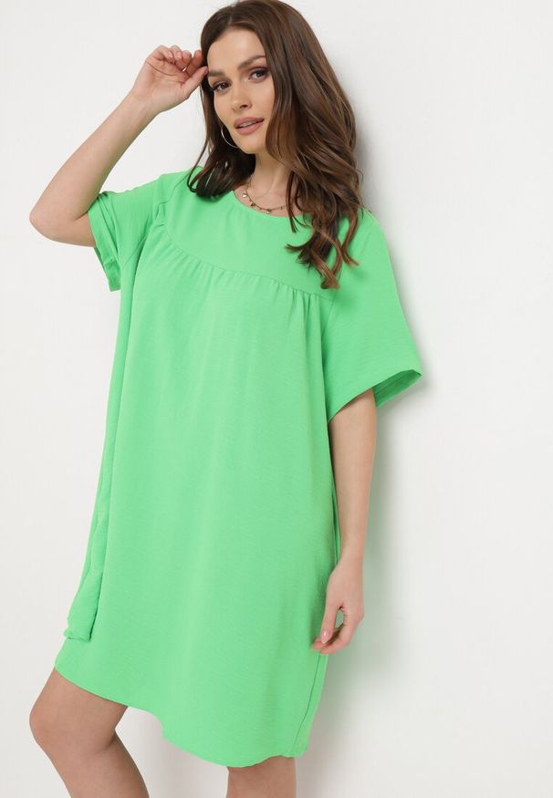 Born2be - Jasnozielona Klasyczna Sukienka Mini Trapezowa z Krótkim Rękawem Ifilva. Okazja: na co dzień. Kolor: zielony. Długość rękawa: krótki rękaw. Typ sukienki: trapezowe. Styl: klasyczny. Długość: mini